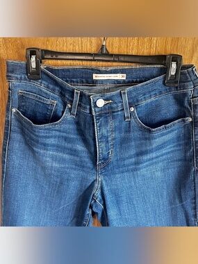 Levi's medium blue denim shaping skinny capri women size 30 pre owned